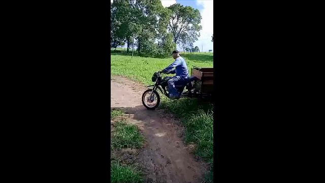 Vídeo Triciclo agrícola com carreta basculante e lâmina 160cc