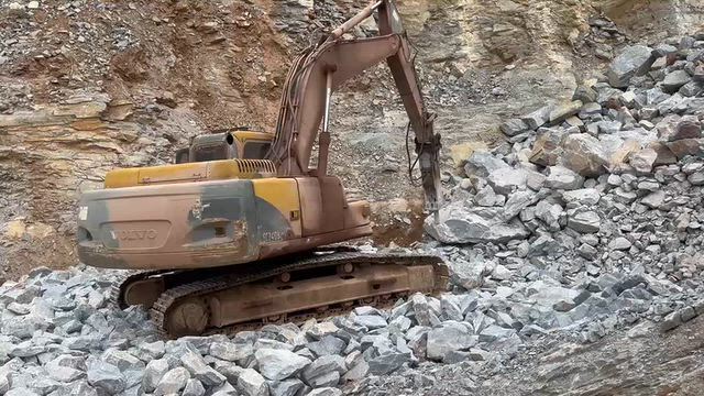 Imagem Locação de Escavadeira Hidráulica Volvo EC240 com Rompedor Hidráulico