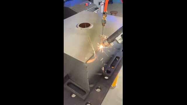 Imagem PROJETO COM UTILIZAÇÃO DE ROBÔS PARA SOLDA, CORTE, MANIPULAÇÃO DE PEÇAS, PRENSAS, PINTURA, LIXAMENTO