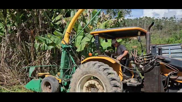 Imagem Trator Valtra A950 (Ano 2017) com Lâmina frontal + JF 1600 AT (Sistema de 2 Tambores)