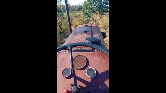 Imagem Trator 8br funcionando perfeitamente e trabalhando trator muito forte