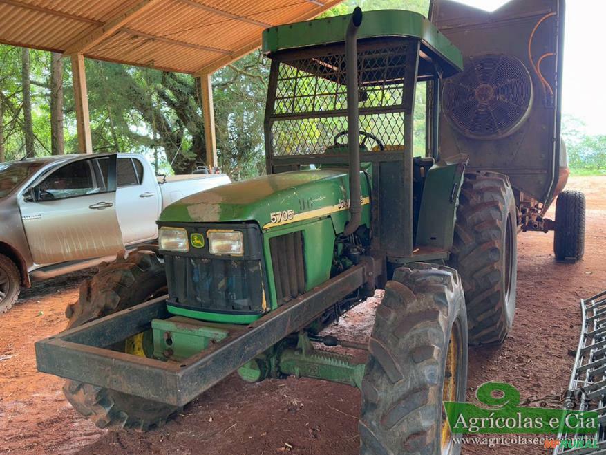 Trator John Deere 5705 4X4 em Rio das Pedras SP à venda. Compre 852925