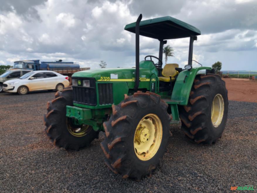 Trator John Deere 5705 em Santa Juliana - MG à venda com preço