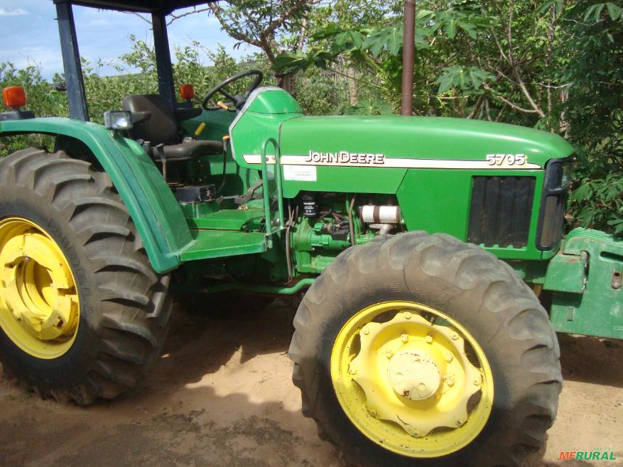 Trator John Deere 5705 4X4 Ano 05 em Uberlândia MG à venda. 647117
